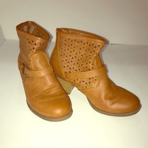 White mountain ankle booties in whiskey color